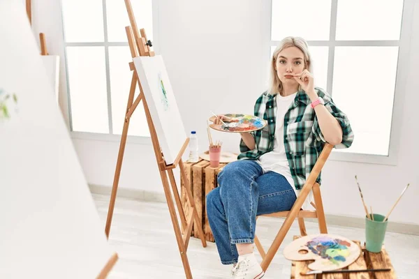 Νεαρή Καλλιτέχνης Γυναίκα Ζωγραφική Καμβά Στο Στούντιο Τέχνης Στόμα Και — Φωτογραφία Αρχείου