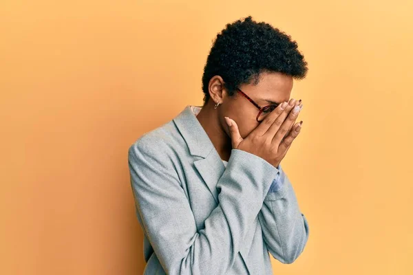 Jovem Afro Americana Vestindo Jaqueta Negócios Óculos Com Expressão Triste — Fotografia de Stock