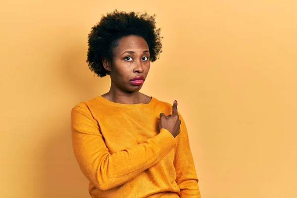 Młoda Afroamerykanka Luźnych Ciuchach Wskazująca Palcem Stronę Reklamą Poważną Spokojną — Zdjęcie stockowe