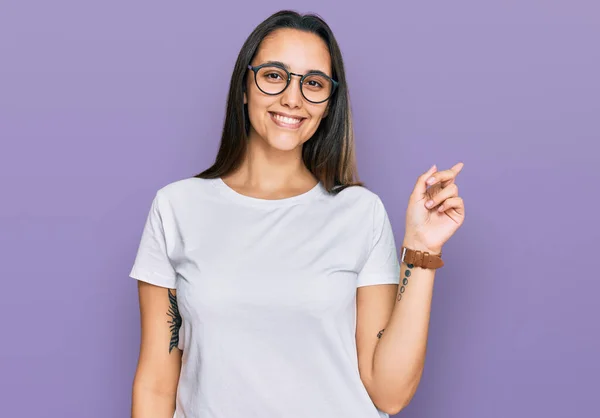 Jonge Spaanse Vrouw Draagt Casual Wit Shirt Met Een Grote — Stockfoto