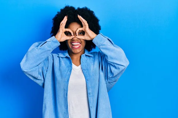 Jonge Afro Amerikaanse Vrouw Casual Kleding Met Een Goed Gebaar — Stockfoto