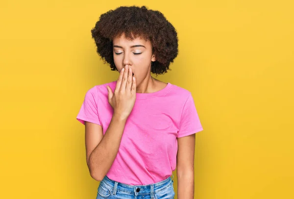 Menina Hispânica Jovem Vestindo Roupas Casuais Entediado Bocejo Cansado Cobrindo — Fotografia de Stock