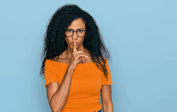 Mulher Afro Americana Meia Idade Vestindo Roupas Casuais Óculos Pedindo — Fotografia de Stock