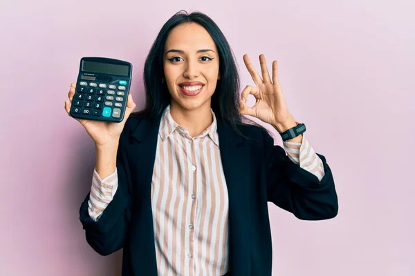 Muchacha Hispana Joven Mostrando Dispositivo Calculadora Haciendo Signo Con Los —  Fotos de Stock