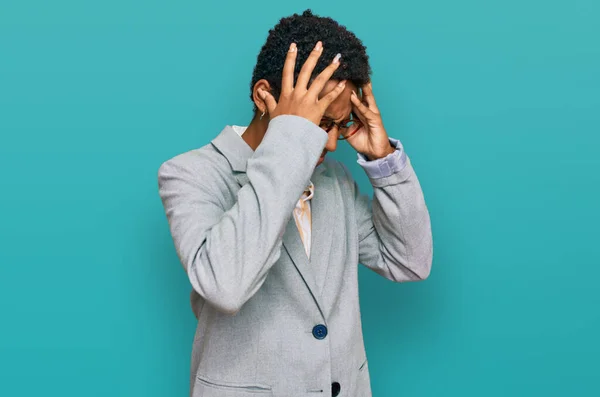 Jovem Afro Americana Vestindo Roupas Negócios Sofrendo Dor Cabeça Desesperada — Fotografia de Stock