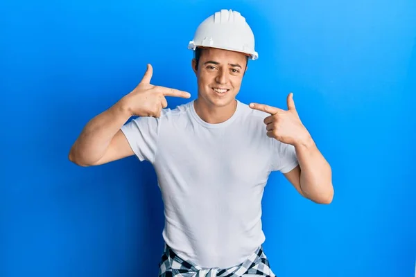 Bonito Jovem Vestindo Uniforme Construtor Hardhat Sorrindo Alegre Mostrando Apontando — Fotografia de Stock