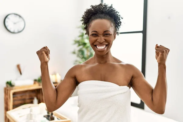 Młoda Afroamerykanka Ubrana Ręcznik Stojąca Centrum Piękności Krzycząc Dumna Świętując — Zdjęcie stockowe