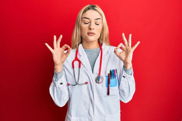 Mulher Branca Jovem Vestindo Uniforme Médico Estetoscópio Relaxar Sorrir Com — Fotografia de Stock