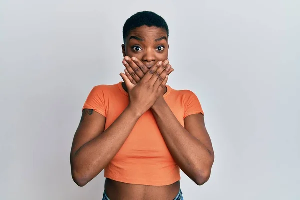 Jonge Afro Amerikaanse Vrouw Draagt Casual Oranje Shirt Geschokt Bedekken — Stockfoto
