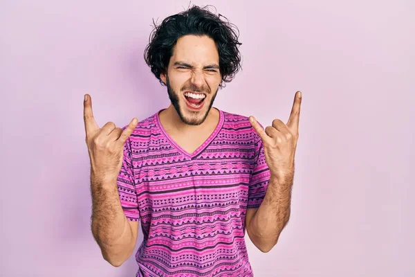 Όμορφος Ισπανός Που Φοράει Ροζ Μπλουζάκι Φωνάζοντας Τρελή Έκφραση Κάνοντας — Φωτογραφία Αρχείου