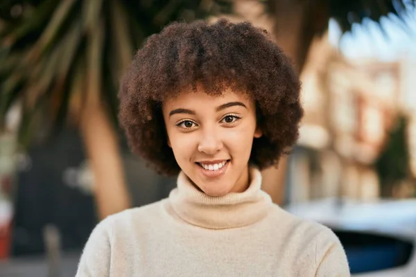 Joven Chica Hispana Sonriendo Feliz Pie Ciudad — Foto de Stock