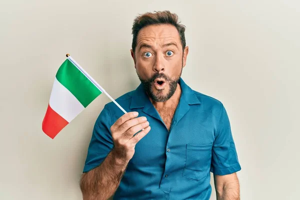 Uomo Mezza Età Con Bandiera Italiana Spaventato Stupito Bocca Aperta — Foto Stock