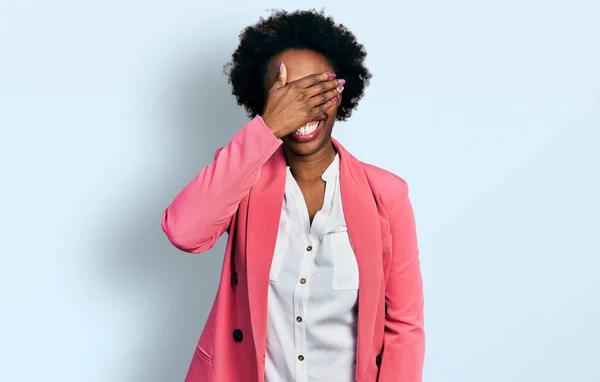Afro Amerikaanse Vrouw Met Afrokapsel Een Zakenjasje Lachend Lachend Met — Stockfoto