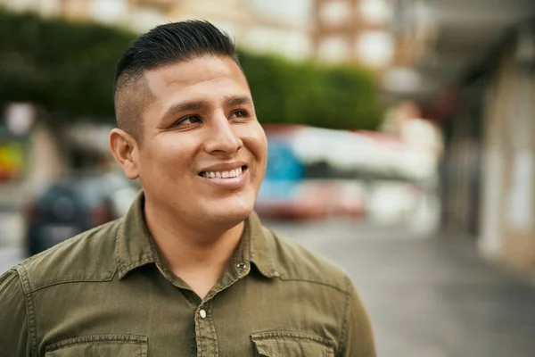 Jovem Latino Sorrindo Feliz Cidade — Fotografia de Stock