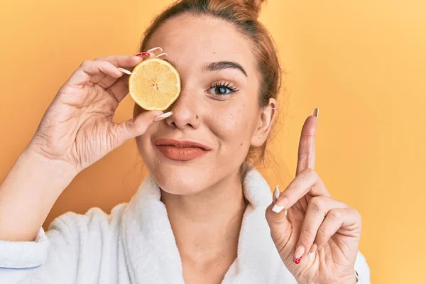 Giovane Donna Bionda Con Accappatoio Che Tiene Limone Sopra Gli — Foto Stock