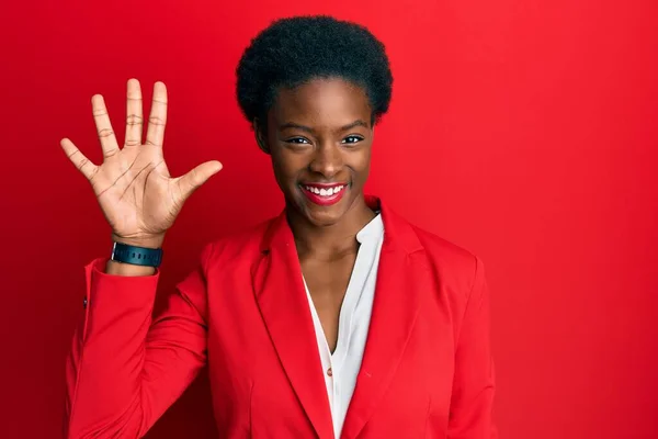 Молодая Африканская Американка Деловой Одежде Показывает Показывает Пальцами Номер Пять — стоковое фото