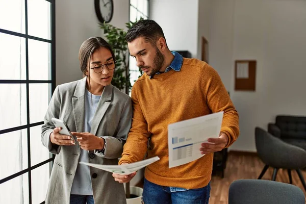 Dos Trabajadores Negocios Concentraron Lectura Documentos Uso Teléfonos Inteligentes Oficina — Foto de Stock