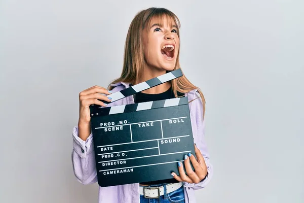 Adolescente Caucásico Chica Sosteniendo Vídeo Película Clapboard Enojado Loco Gritando —  Fotos de Stock