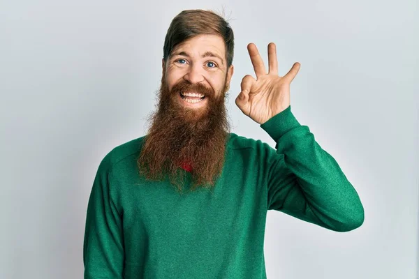 Homem Ruivo Com Barba Longa Vestindo Roupas Casuais Sorrindo Positivo — Fotografia de Stock