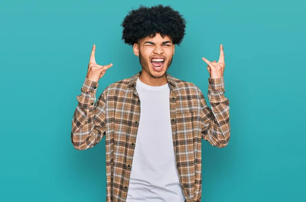 Junger Afrikanisch Amerikanischer Mann Mit Afro Haaren Trägt Lässige Kleidung — Stockfoto