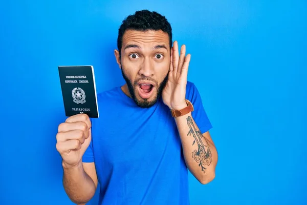 Латиноамериканець Бородою Тримає Руках Пристойний Паспорт Наляканий Шокований Здивований Вражений — стокове фото