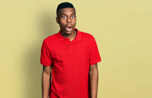 Jovem Afro Americano Vestindo Casual Camiseta Vermelha Com Medo Chocado — Fotografia de Stock