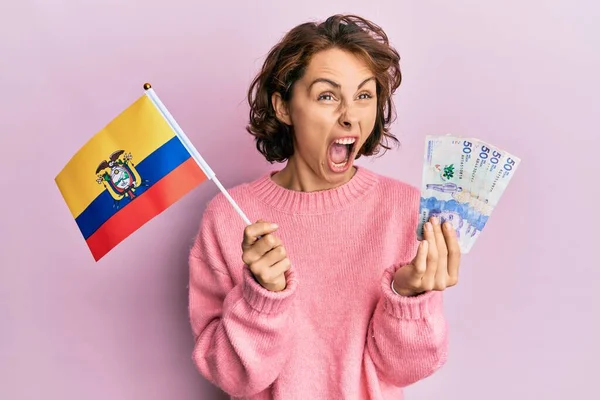 Joven Morena Sosteniendo Bandera Colombia Billetes Pesos Colombianos Enojada Loca —  Fotos de Stock