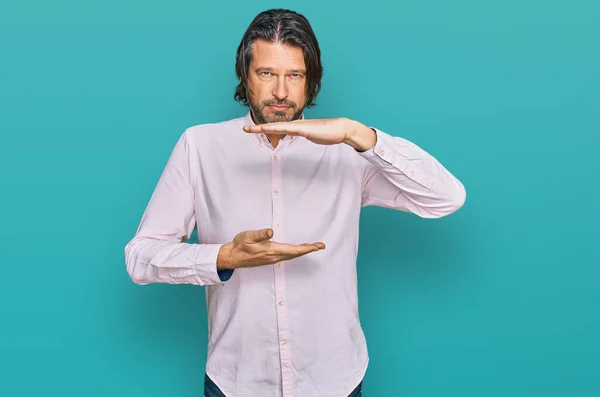 Homem Bonito Meia Idade Vestindo Camisa Negócios Gesticulando Com Mãos — Fotografia de Stock