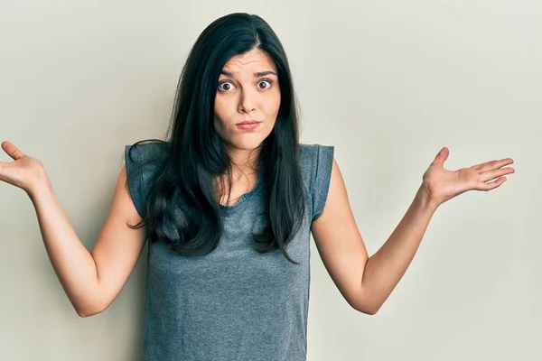 Jovem Hispânica Vestindo Roupas Casuais Sem Noção Confuso Com Braços — Fotografia de Stock