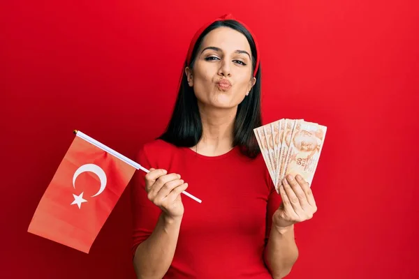 Young Hispanic Woman Holding Turkey Flag Liras Banknotes Looking Camera — Stock Photo, Image