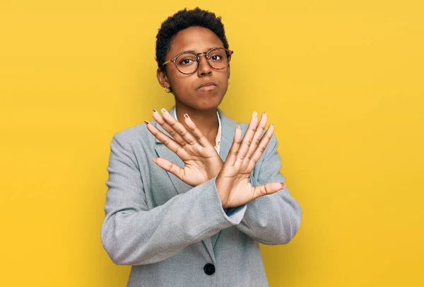 Jonge Afro Amerikaanse Vrouw Draagt Zakelijke Kleding Afwijzing Uitdrukking Kruisen — Stockfoto