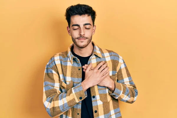 Jonge Spaanse Man Casual Kleren Glimlachend Met Handen Borst Ogen — Stockfoto