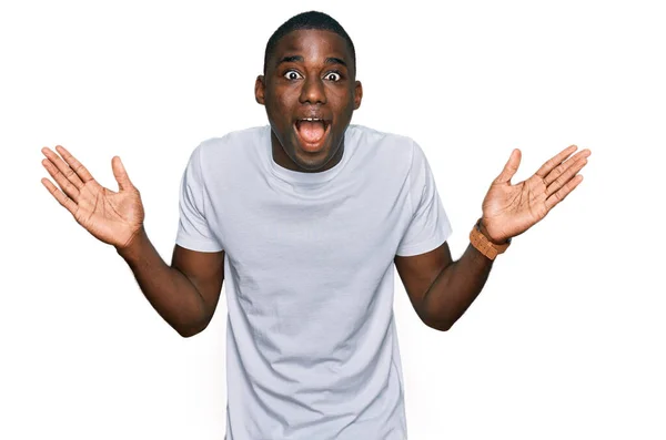 Joven Hombre Afroamericano Vistiendo Camiseta Blanca Casual Celebrando Loco Sorprendido — Foto de Stock