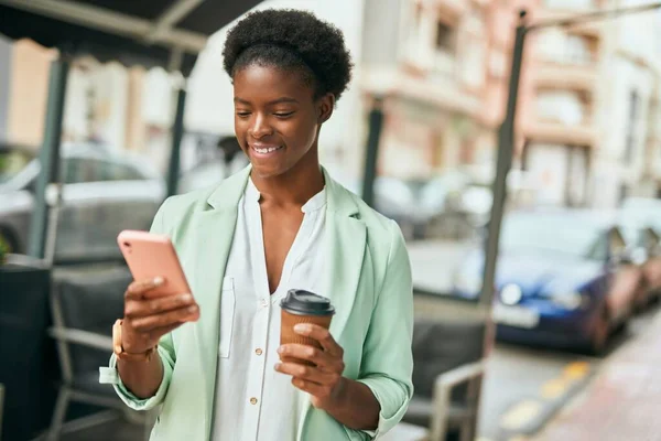 Νεαρή Αφροαμερικανή Επιχειρηματίας Που Χρησιμοποιεί Smartphone Πίνοντας Καφέ Στην Πόλη — Φωτογραφία Αρχείου