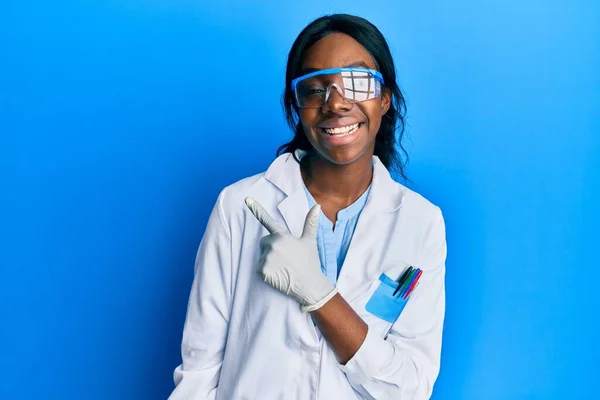 Jeune Femme Afro Américaine Portant Uniforme Scientifique Souriant Joyeuse Pointant — Photo