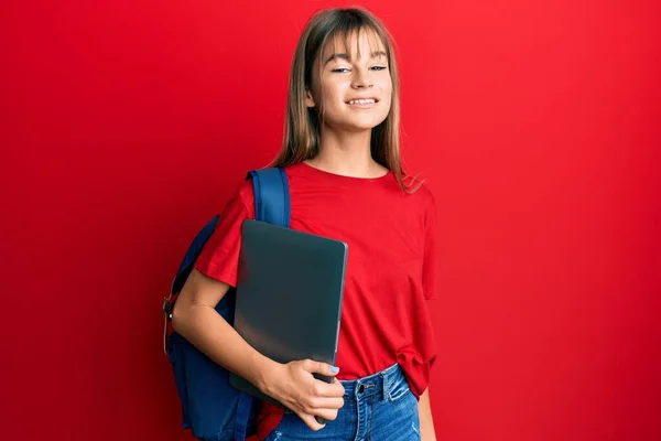 Adolescente Caucasiano Menina Vestindo Mochila Estudante Segurando Laptop Computador Olhando — Fotografia de Stock