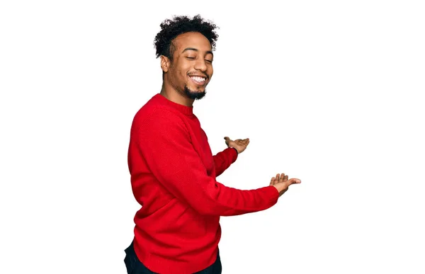 Jovem Afro Americano Com Barba Vestindo Camisola Inverno Casual Convidando — Fotografia de Stock