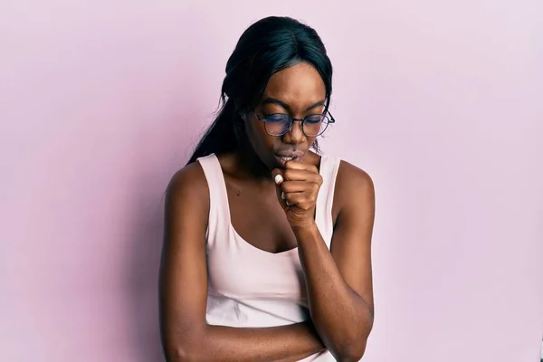 カジュアルな服や眼鏡を身に着けている若いアフリカ系アメリカ人女性は具合が悪く 風邪や気管支炎の症状として咳をする ヘルスケアの概念 — ストック写真