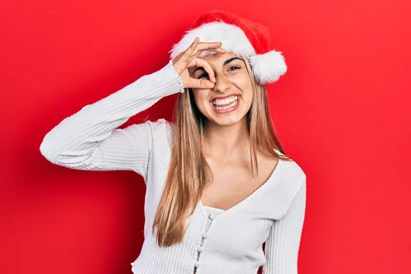 Schöne Hispanische Frau Mit Weihnachtsmütze Tut Geste Mit Der Hand — Stockfoto