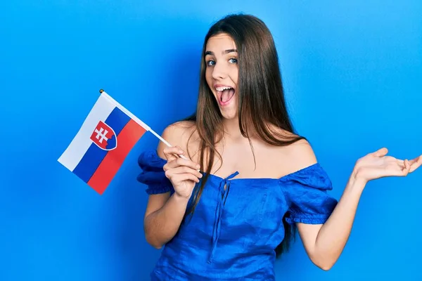 Slovakya Bayrağı Taşıyan Genç Esmer Kız Başarıyı Mutlu Bir Gülümsemeyle — Stok fotoğraf