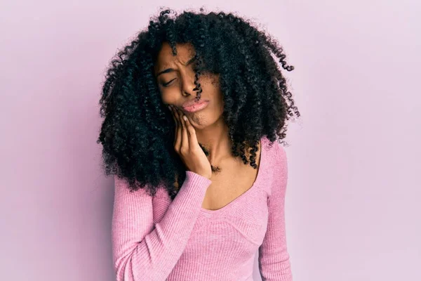 Africká Americká Žena Afro Vlasy Sobě Ležérní Růžová Košile Dotýkající — Stock fotografie