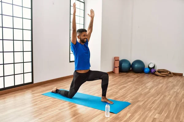 Hombre Hispano Guapo Haciendo Ejercicio Estirándose Esterilla Yoga Practicando Flexibilidad —  Fotos de Stock