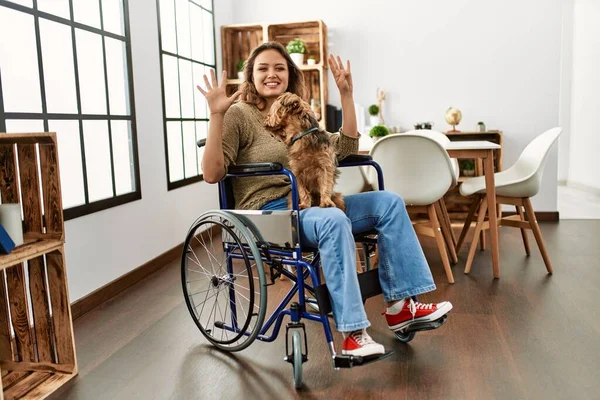 Giovane Ragazza Ispanica Seduta Sulla Sedia Rotelle Casa Mostrando Indicando — Foto Stock