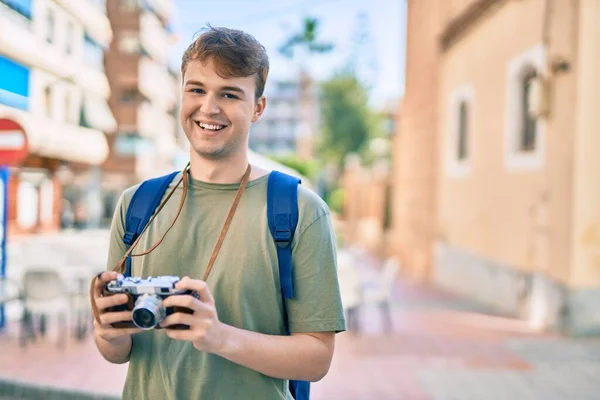 Young Caucasian Tourist Man Smiling Happy Using Vintage Camera City — ストック写真