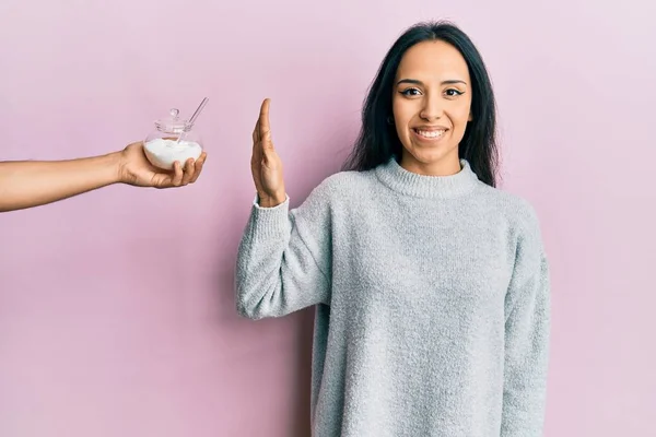 Jeune Fille Hispanique Rejetant Bol Avec Sucre Regardant Positif Heureux — Photo