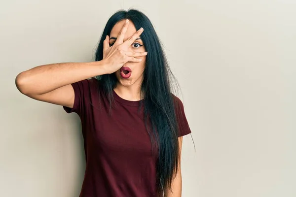 Junges Hispanisches Mädchen Lässigem Shirt Das Schockiert Gesicht Und Augen — Stockfoto
