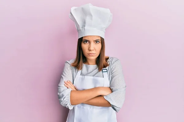 Profesyonel Aşçı Üniforması Giyen Genç Güzel Bir Kadın Kuşkucu Gergin — Stok fotoğraf