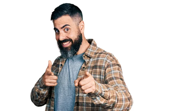 Hispanic Man Med Skägg Bär Casual Skjorta Pekar Finger Till — Stockfoto