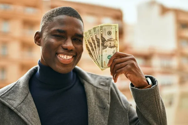 Fiatal Afro Amerikai Férfi Mosolyog Boldog Kezében Amerikai Dollárt Városban — Stock Fotó