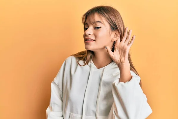 Tiener Kaukasisch Meisje Draagt Casual Sweatshirt Glimlachend Met Hand Oor — Stockfoto